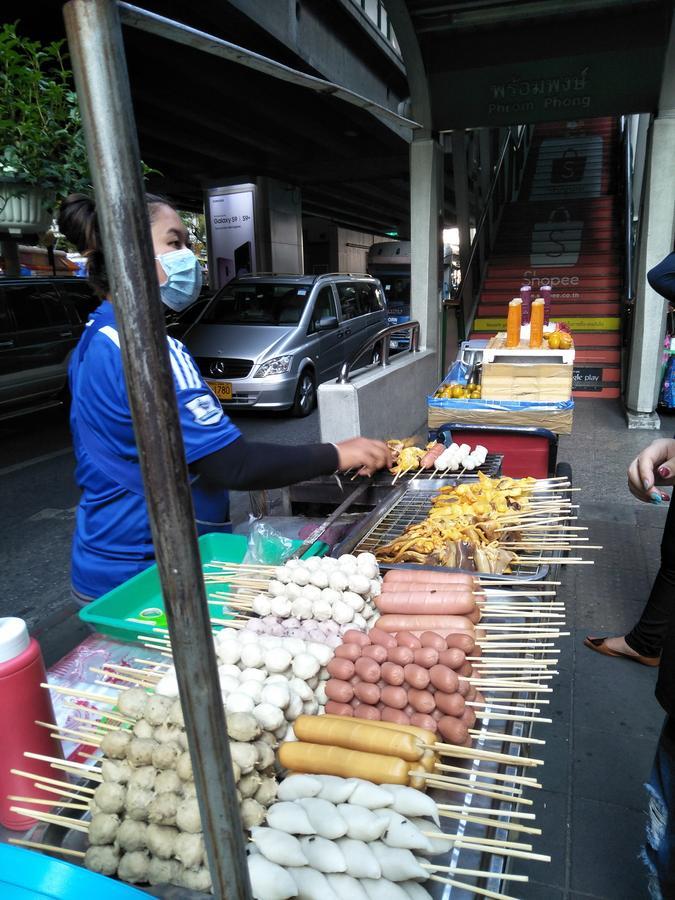 Badu Sukhumvit Dormitory Bangkok Exteriör bild